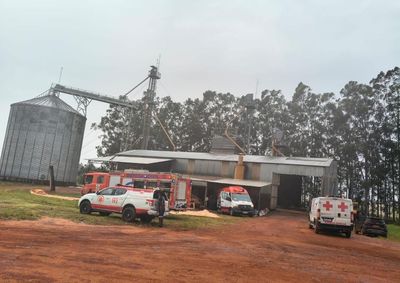 As causas da queda n&atilde;o foram informadas. A ocorr&ecirc;ncia mobilizou equipes da Defesa Civil, da Brigada Comunit&aacute;ria de Nova Esperan&ccedil;a e do SAMU.