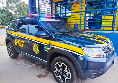 Caminhonete ocupada pelos jovens capotou e foi atingida por um caminh&atilde;o durante a madrugada deste s&aacute;bado (29), em Nova Esperan&ccedil;a.