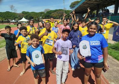 Equipe feminina ficou em terceiro lugar, enquanto a masculina alcan&ccedil;ou a quinta coloca&ccedil;&atilde;o no campeonato de atletismo.
