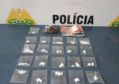 Pol&iacute;cia apreendeu 26 papelotes de coca&iacute;na, por&ccedil;&otilde;es de maconha e dinheiro durante a abordagem.