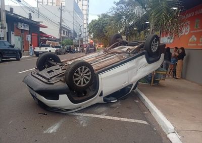 Acidente aconteceu no hor&aacute;rio de pico, no cruzamento das ruas Manoel Ribas e Par&aacute;.