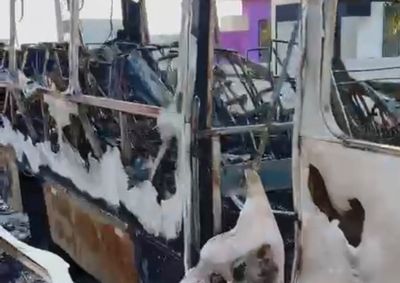 Ve&iacute;culo usado no transporte de funcion&aacute;rios estava desligado e vazio; motorista dormia quando o fogo come&ccedil;ou.