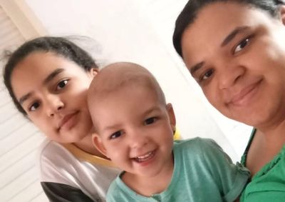 Diagnosticado com neuroblastoma em est&aacute;gio 4, menino precisa de um medicamento de alto custo. M&atilde;e tamb&eacute;m solicita doa&ccedil;&otilde;es de alimentos e roupas.