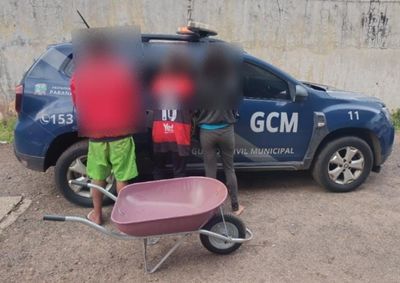 Tr&ecirc;s pessoas foram encaminhadas &agrave; Delegacia ap&oacute;s droga embalada para venda e uma carriola furtada serem encontradas em uma resid&ecirc;ncia.