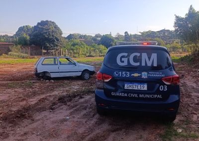 Fiat Uno foi localizado sem as rodas traseiras e a bateria, al&eacute;m de apresentar danos na fia&ccedil;&atilde;o e outras avarias.