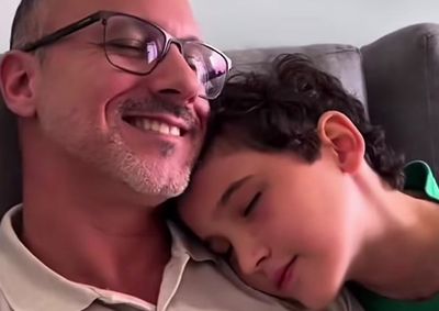 V&iacute;deo da influenciadora Soraia Avelar mostra a rela&ccedil;&atilde;o de carinho entre o filho Lucas e o companheiro dela, Leandro.