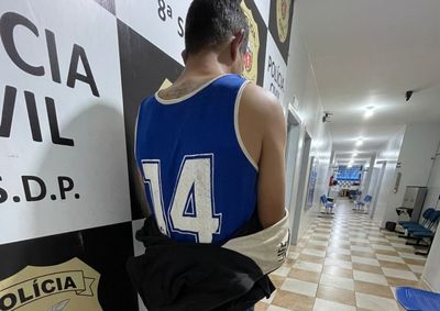 Suspeito foi localizado em uma resid&ecirc;ncia abandonada ap&oacute;s o estabelecimento ter o vidro quebrado durante a madrugada.
