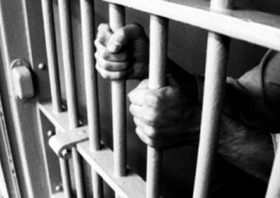 Suspeito de 21 anos teria se aproximado da v&iacute;tima em local p&uacute;blico e feito novo contato por aplicativo, desrespeitando decis&atilde;o judicial.