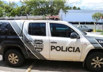 Policiais cumpriam mandados ligados &agrave; investiga&ccedil;&atilde;o de um furto quando encontraram por&ccedil;&otilde;es de coca&iacute;na na resid&ecirc;ncia do suspeito.