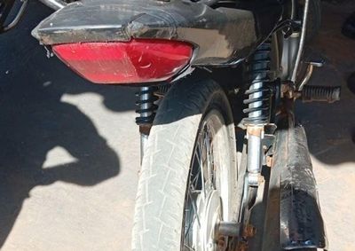Ve&iacute;culo estava sem placa, sem capacete e com a parte traseira retirada; condutor de 17 anos foi abordado durante patrulhamento