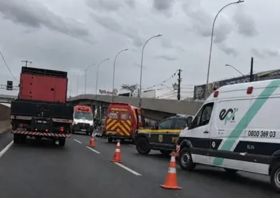 V&iacute;tima conseguiu parar o carro na pista, mas n&atilde;o resistiu apesar das tentativas de reanima&ccedil;&atilde;o; ocorr&ecirc;ncia causou congestionamento.