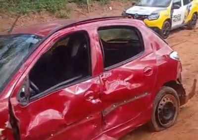 Suspeito de 35 anos abandonou o carro durante fuga, tentou escapar por uma &aacute;rea de mata e foi localizado pela Pol&iacute;cia Militar no in&iacute;cio da noite.