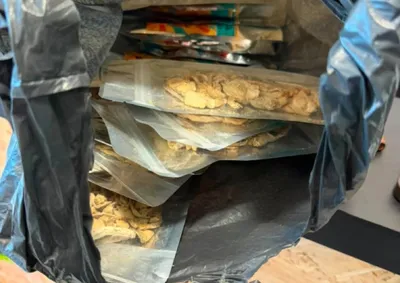 A&ccedil;&atilde;o mobiliza 50 policiais e cumpre mandados em cinco cidades; cogumelos alucin&oacute;genos foram encontrados em uma tabacaria.