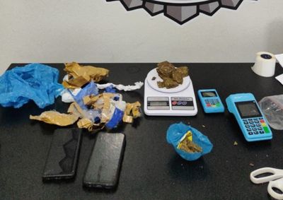 Dupla foi abordada no Jardim S&atilde;o Jorge; maconha, m&aacute;quinas de cart&atilde;o e um carro foram apreendidos.
