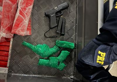 Droga estava em fundo falso de embarca&ccedil;&atilde;o transportada por um carro; motorista e passageiro fugiram para uma &aacute;rea de mata durante a fiscaliza&ccedil;&atilde;o.