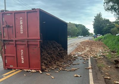 Acidente n&atilde;o deixou feridos e causou apenas danos parciais &agrave; carga transportada.