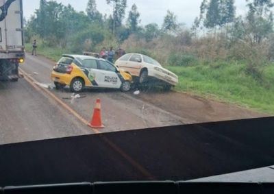Colis&atilde;o entre uma viatura Toyota Etios e um Volkswagen Gol deixou uma mulher, um adolescente e um beb&ecirc; feridos.
