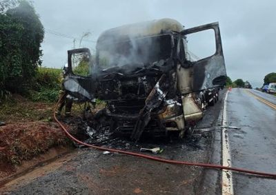 A condutora, de 45 anos, percebeu o inc&ecirc;ndio, conseguiu parar o ve&iacute;culo no acostamento e deixou o caminh&atilde;o sem ferimentos.