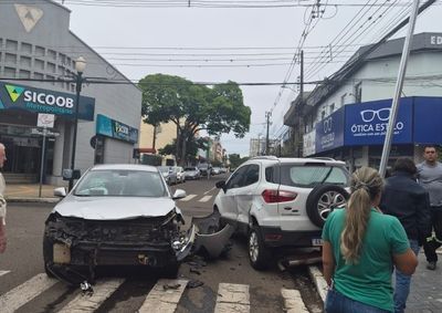 Colis&atilde;o aconteceu no cruzamento das ruas Marechal C&acirc;ndido Rondon e Manoel Ribas; local &eacute; conhecido pelo registro de acidentes.