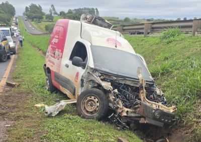 Colis&atilde;o aconteceu na manh&atilde; desta quarta-feira (23), no km 153 da rodovia; motorista de carreta deixou o local antes da chegada da PRF.
