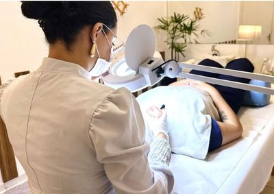 Espinhas, cravos e inflama&ccedil;&otilde;es podem afetar a autoestima, mas uma rotina de cuidados personalizada pode fazer a diferen&ccedil;a.