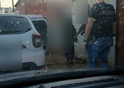 V&iacute;tima, de 41 anos, foi morta a tiros em frente &agrave; pr&oacute;pria resid&ecirc;ncia; crime teria rela&ccedil;&atilde;o com d&iacute;vida de drogas.