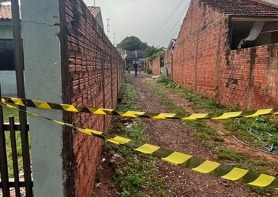 Homem de 24 anos, rec&eacute;m-liberto do sistema prisional, foi baleado e levado ao hospital; m&atilde;e dele, de 54 anos, e um suspeito morreram no local.