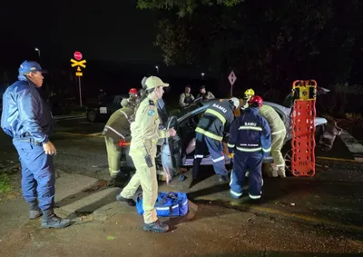Acidente aconteceu no final da madrugada desta quarta-feira (23), no cruzamento da Rua Jos&eacute; Munhoz com a linha f&eacute;rrea, em Sarandi.