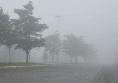 Simepar aponta 56% de chance de chuva, principalmente entre 15h e 17h; temperatura come&ccedil;a em 14&deg;C e chega aos 21&deg;C.