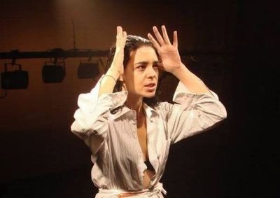 Artista e professora de teatro de Paranava&iacute; descobriu a voca&ccedil;&atilde;o aos 13 anos e transformou a experi&ecirc;ncia no palco em profiss&atilde;o. 