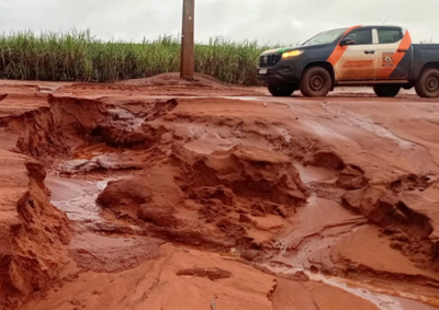 Volume de chuva provocou atoleiros, alagamentos e enxurradas em diferentes trechos da zona rural, que recebem atendimento das equipes municipais.