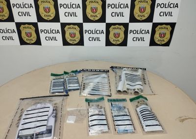 Dois adolescentes tamb&eacute;m foram conduzidos; por&ccedil;&otilde;es de coca&iacute;na estavam escondidas em um colch&atilde;o.