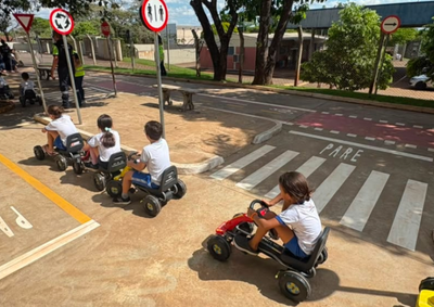 Alunos da rede municipal vivenciaram situa&ccedil;&otilde;es de circula&ccedil;&atilde;o e seguran&ccedil;a na minicidade localizada na Vila Oper&aacute;ria.