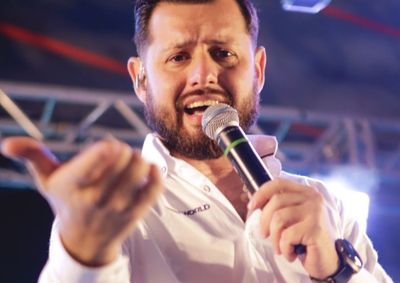 Aos 14 anos, ele enfrentou um ano e meio de luta contra a doen&ccedil;a. Hoje, aos 31, &eacute; pai e vive da m&uacute;sica como Rom&aacute;rio, da dupla Murilo & Rom&aacute;rio.