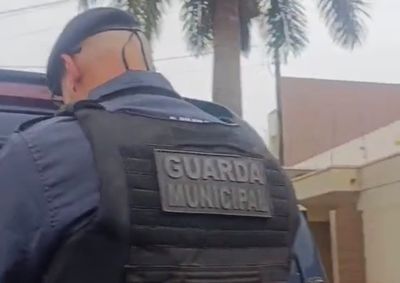 Propriet&aacute;rio encontrou o suspeito no im&oacute;vel e acionou a Guarda Civil Municipal; torneiras apresentavam sinais de furto e tentativa de retirada.