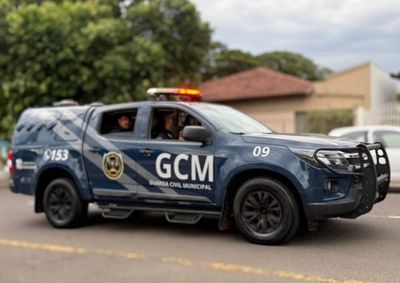 Ap&oacute;s atingir uma moradora durante a fuga, suspeito caiu novamente, sofreu ferimentos e precisou ser encaminhado para atendimento m&eacute;dico.