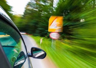 
C&oacute;digo de Tr&acirc;nsito Brasileiro estabelece limites conforme o tipo de via; multa por excesso pode chegar a R$ 880,41.