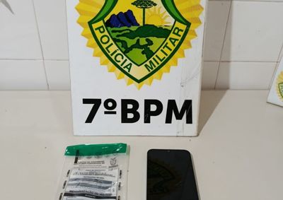 Uma mulher de 34 anos foi abordada pela Pol&iacute;cia Militar (PM) na madrugada desta ter&ccedil;a-feira (8).