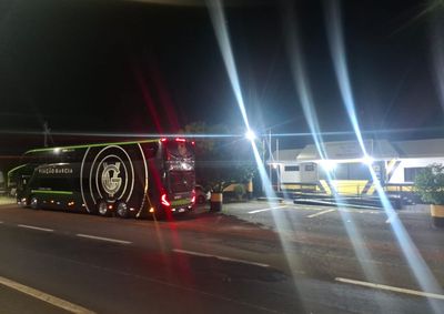 Ve&iacute;culo foi fechado por um carro e levado at&eacute; uma estrada rural; ningu&eacute;m ficou ferido.