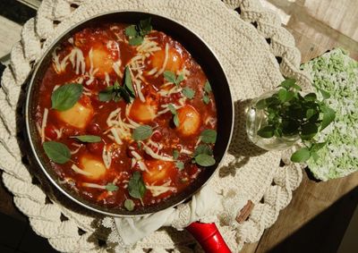 A receita tradicional leva ingredientes simples e &eacute; f&aacute;cil de preparar: ovos, molho de tomate, azeite, alho, sal, cheiro verde e pimenta do reino.