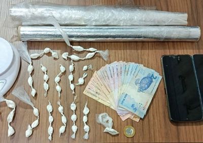 Ao todo, foram apreendidos 41 inv&oacute;lucros de coca&iacute;na, que somaram cerca de 25 gramas, al&eacute;m das muni&ccedil;&otilde;es e dos materiais encontrados. 