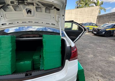 
Motorista abandonou o ve&iacute;culo em uma &aacute;rea de mata e fugiu a p&eacute;; drogas foram encaminhadas &agrave; Delegacia de Nova Esperan&ccedil;a.