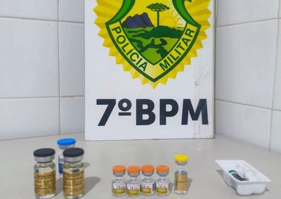 No porta-luvas do autom&oacute;vel, os policiais tamb&eacute;m localizaram ampolas de tirzepatida e esteroides anabolizantes.