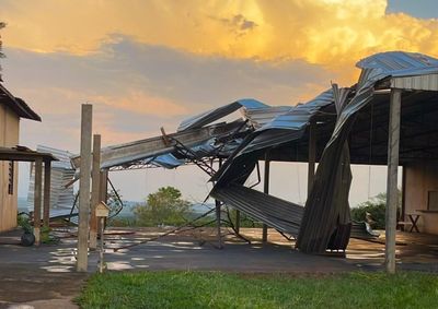 Ventos chegaram a 63 km/h e tamb&eacute;m provocaram estragos em Cafezal do Sul e Cidade Ga&uacute;cha.