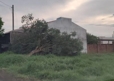 
Chuva forte acompanhada de ventos atingiu a cidade na noite desta segunda-feira (28); moradores tamb&eacute;m relataram problemas no abastecimento de &aacute;gua.