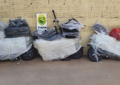 Durante a vistoria, os policiais encontraram as motocicletas sem a documenta&ccedil;&atilde;o necess&aacute;ria para comprovar a importa&ccedil;&atilde;o regular.