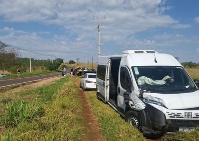 Acidente envolveu uma van e uma caminhonete na manh&atilde; desta sexta-feira (4).