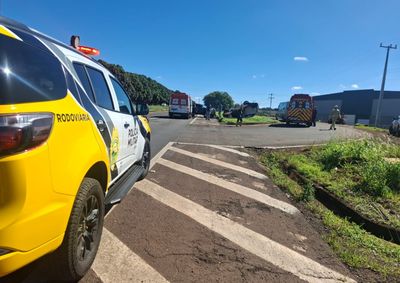 Colis&atilde;o aconteceu durante um retorno na rodovia e provocou o capotamento de um dos ve&iacute;culos.