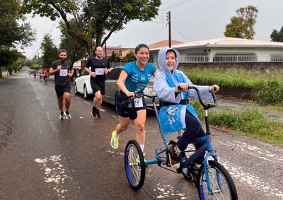 Menino teve a oportunidade de participar de uma prova com o apoio do Instituto M&eacute;dicos do Humor; mesmo com chuva, fez quest&atilde;o de correr. 