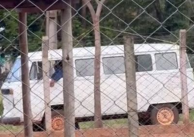 Segundo a entidade, um homem e uma mulher chegaram ao local em uma Kombi, deixaram o animal no port&atilde;o e foram embora.